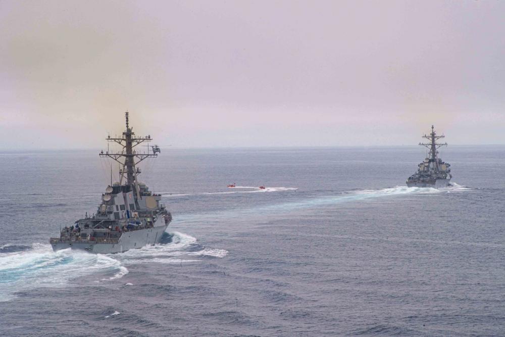 #USSPaulHamilton and #USSDecatur sail in formation during a strait transit exercise with #USSNimitz. #FreeAndOpenIndoPacific #PacificOcean #JointForce  

📸: MC3 Samuel Osborn