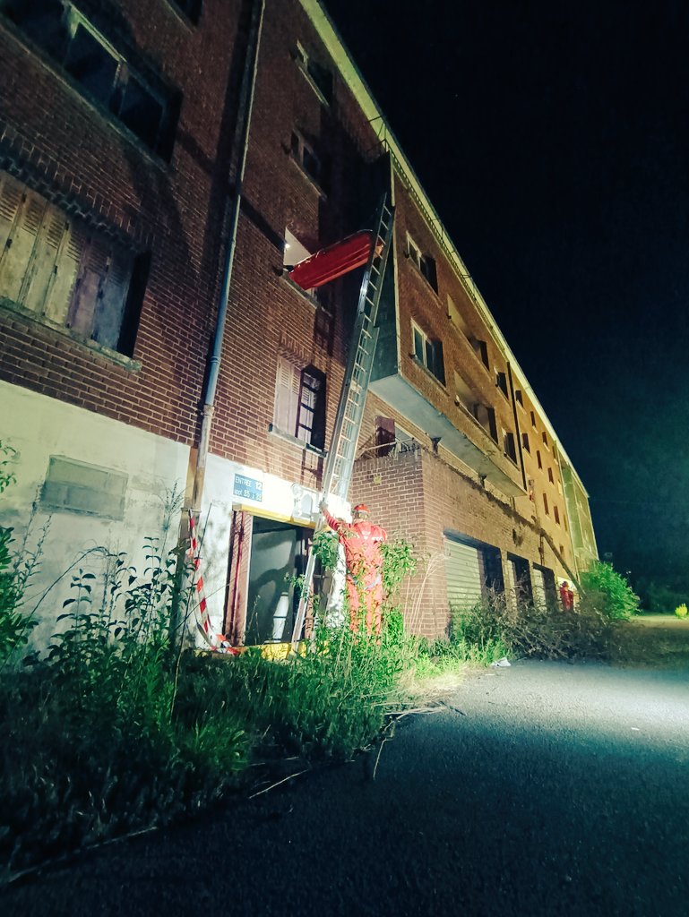 bruno_tabary's tweet photo. 🔴[FMPA USAR] s'entraîner dans toutes les conditions et par tout temps - 1ère nuit de #manœuvres 👨‍🚒 pour l'#USAR80 #SSSM ⛑️#CYNO 🐕‍🦺 une coopération et une complémentarité nécessaire #pompiers https://t.co/A0Qbnetk5J