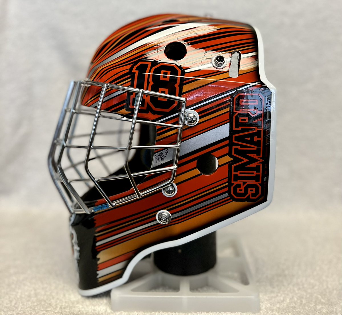 HelmetHead_D's tweet photo. Done &amp; picked up is Eli Simard’s new @OJLHockeyClub mask. Definitely a very cool &amp; unique style to this mask. Absolutely stoked with the outcome. Backplate features the @TeamJack logo, a cause close to the Simard family. Best of luck this year pal!!! #NoWhiteBuckets #HHdFamily https://t.co/J4liLbowlV
