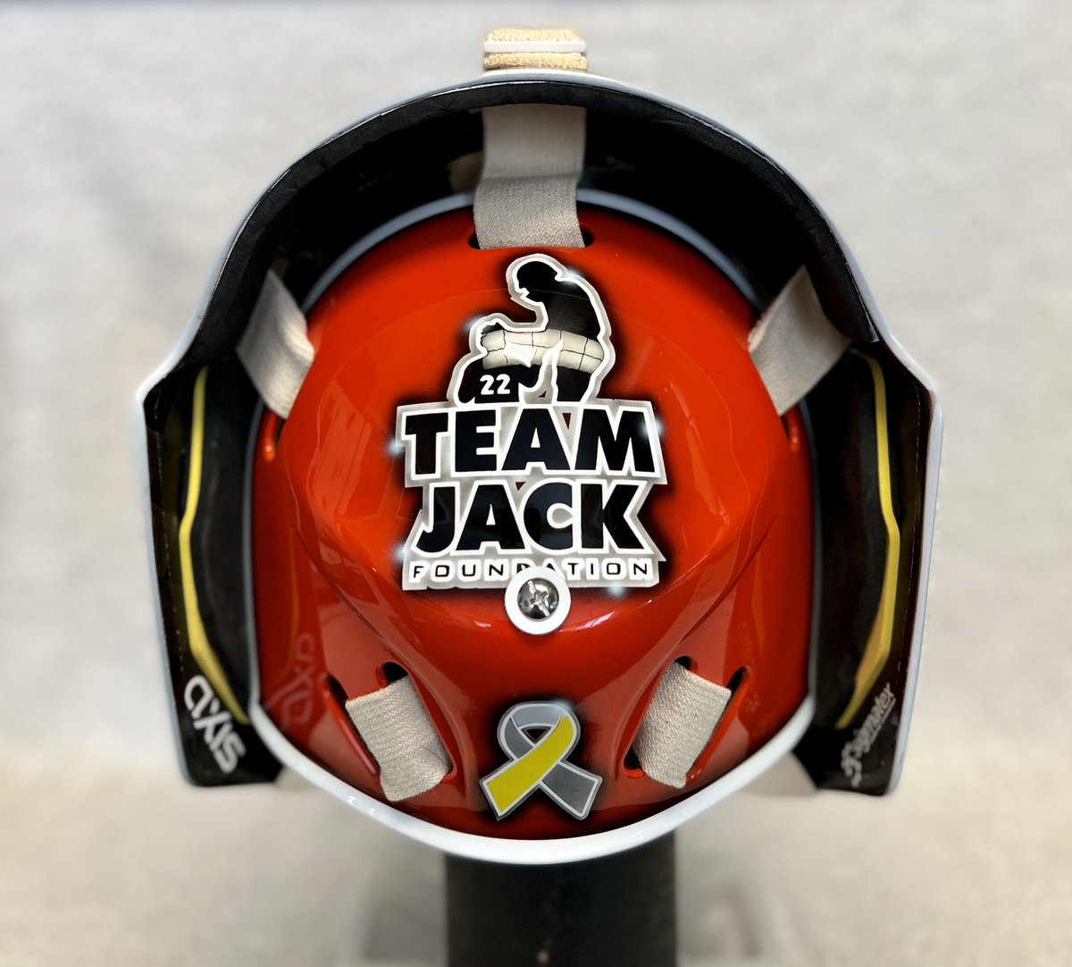 HelmetHead_D's tweet photo. Done &amp; picked up is Eli Simard’s new @OJLHockeyClub mask. Definitely a very cool &amp; unique style to this mask. Absolutely stoked with the outcome. Backplate features the @TeamJack logo, a cause close to the Simard family. Best of luck this year pal!!! #NoWhiteBuckets #HHdFamily https://t.co/J4liLbowlV