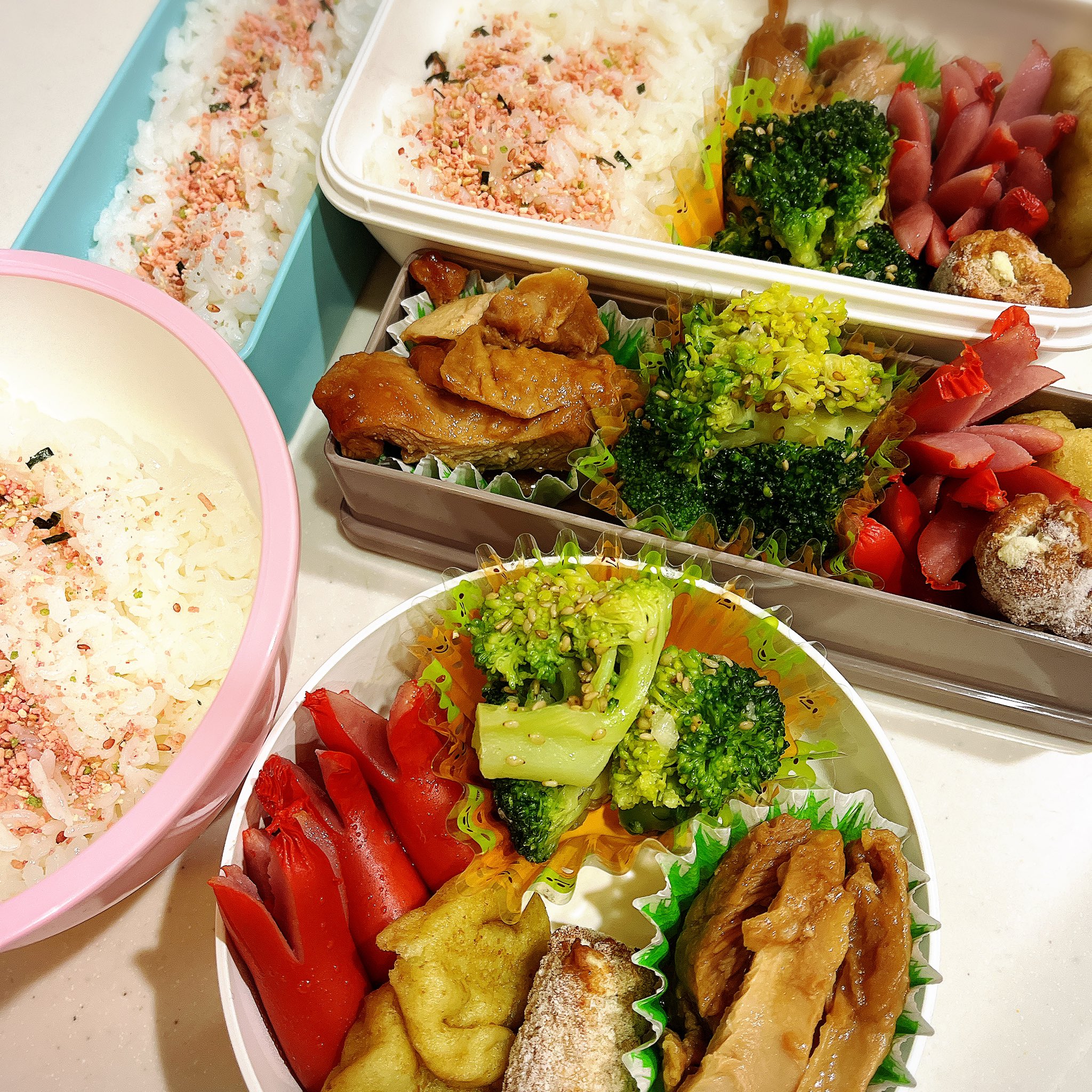 𝒪ℳ𝒜ℳℰℋ𝒜𝒩 今日の家族弁当 3人前 今日も朝から痛みが酷いぞ 薬が効かないぞ どうしたものか よし ゲームしよ 皆さんおはようございます ๑ ๑ ｳﾌ お弁当 お弁当づくり お弁当記録 中学生弁当 高校生弁当 T Co
