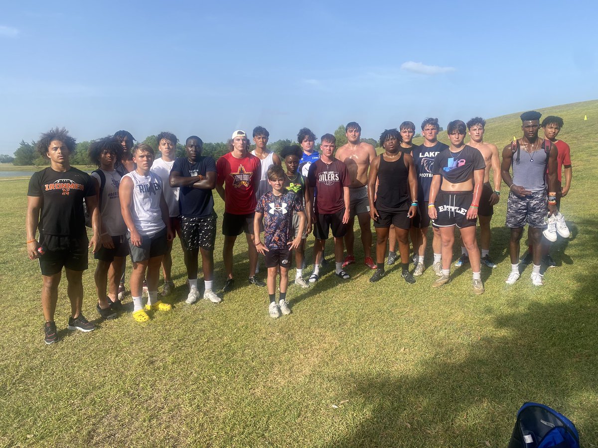 DonnieBaggs_'s tweet image. Back off the road &amp;amp; the grind is back in FULL EFFECT‼️ HILL WORK #HCville @Jake_Ferree @larson_reynolds @Byroncarterll @deven_arevalo @cervantez_dylan @BraylenWilliam7