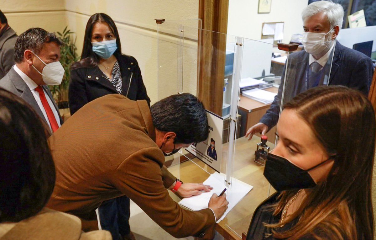 Tras el asesinato del cabo segundo de Carabinero, David Florido, le quiero pedir al <a href="/GobiernodeChile/">Gobierno de Chile</a> no como diputado, sino que como parte de la familia de <a href="/Carabdechile/">Carabineros de Chile</a> (porque tengo un hermano que es cabo segundo) que pasemos a las acciones [Abro hilo]