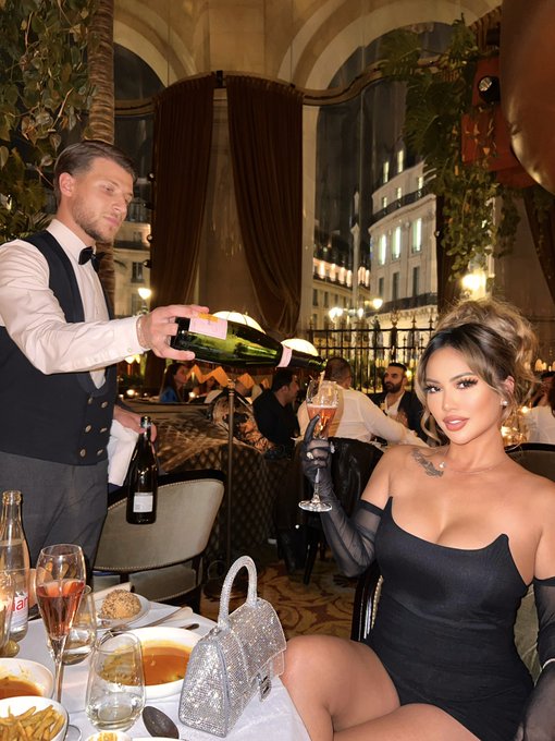 He was not a paid actor 🤵🏼🥂 https://t.co/nt9dRBhAmp<a href="/tag/rollingloudny"class="tags"><span>#rollingloudny</span></a>