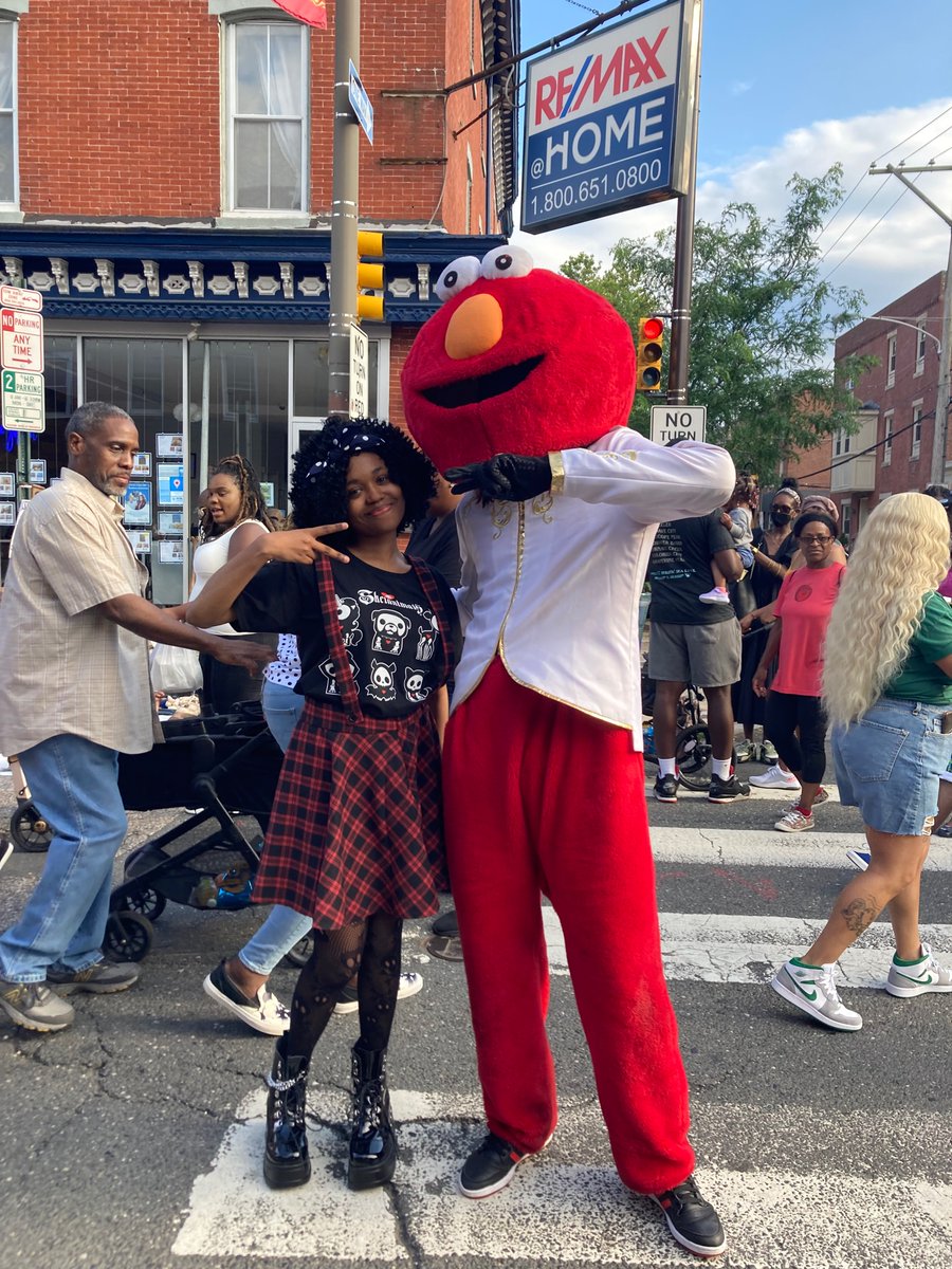 SavMalloy's tweet photo. Hanging with ma homie Elmo 🤣🤣🤣🤣 https://t.co/We9rQ76BJI