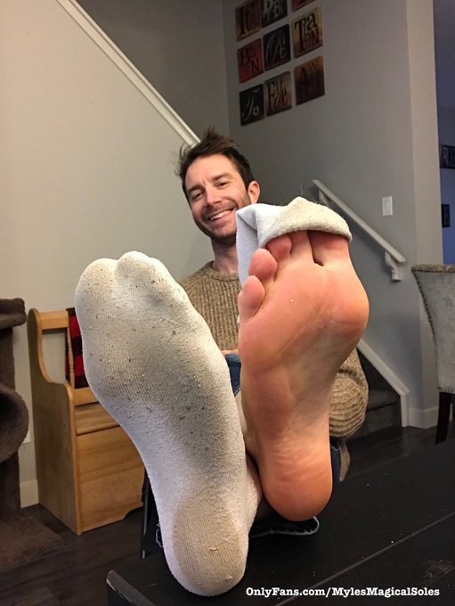 Monday&rsquo;s are easier barefoot 😌 https://t.co/cvVSVw0Ni4<a href="/tag/sexysoles"class="tags"><span>#sexysoles</span></a><a href="/tag/softsoles"class="tags"><span>#softsoles</span></a><a href="/tag/malefeet"class="tags"><span>#malefeet</span></a><a href="/tag/malefootfetish"class="tags"><span>#malefootfetish</span></a>