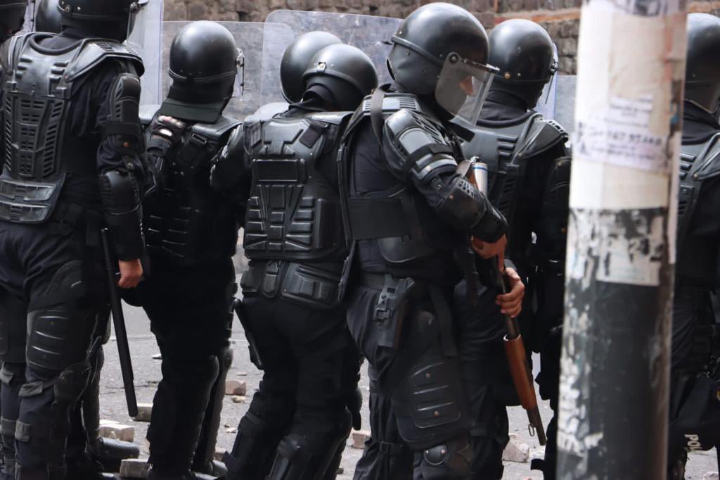 rottingvain's tweet photo. Frente a los manifestantes /frente a la delincuencia https://t.co/6rjRpALsZA