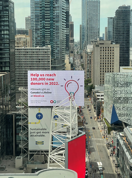 CanadasLifeline's tweet photo. 💡Spotted in #Toronto! Keep sending your pictures and help us #ShineALight for 100,000 new donors! 

✨Happy #NBDW week!✨ https://t.co/iyO8melkXc