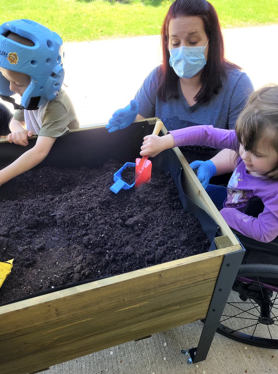 SchoolMcgivney's tweet photo. Class 2 explored the dirt in their planter box using shovels prior to planting some herbs and vegetables in it #fdk #planting #inquiry #outlearning @WiragJenny https://t.co/n5faAEjObS