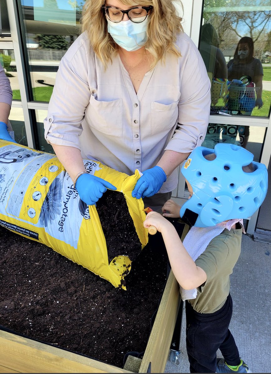 SchoolMcgivney's tweet photo. Class 2 explored the dirt in their planter box using shovels prior to planting some herbs and vegetables in it #fdk #planting #inquiry #outlearning @WiragJenny https://t.co/n5faAEjObS
