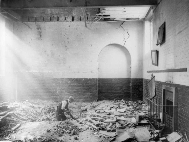 Today in 1917 162 people were killed in the deadliest raid on the UK in WW1. Many of them children whose school in Poplar was hit.
Here's Benjamin Batt, its caretaker, clearing rubble. He found the body of Alfie, his son. He died 5 months later. It's said the trauma killed him