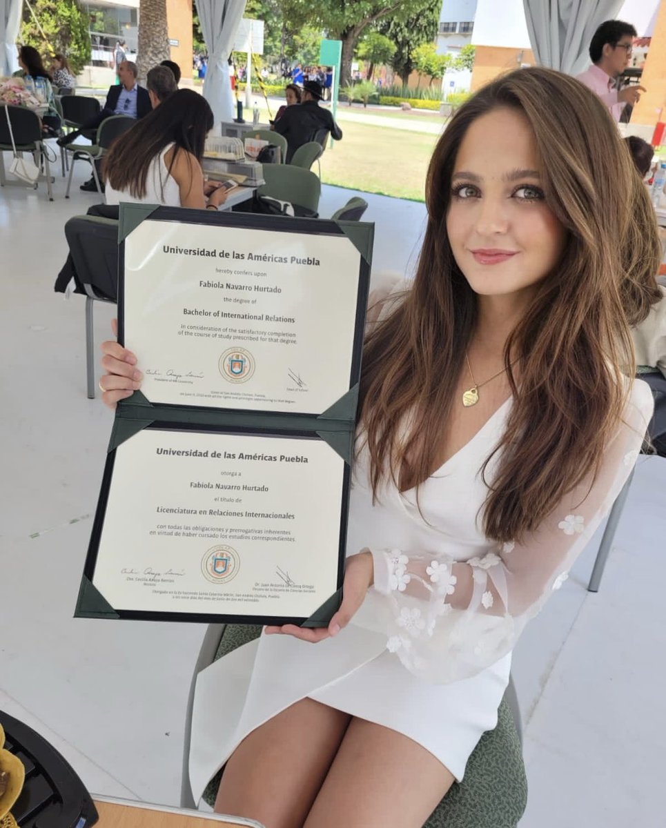 uchisnvr's tweet photo. Un año de Negocios en la Ibero, 9 semestres (3 y medio en línea), 2 servicios sociales , 2 años de pandemia y 8 meses con la universidad secuestrada, finalmente soy Licenciada en Relaciones Internacionales 👩🏻‍🎓💚🧡 @udlap  #ExaUdlap https://t.co/7Hc0772Q9d