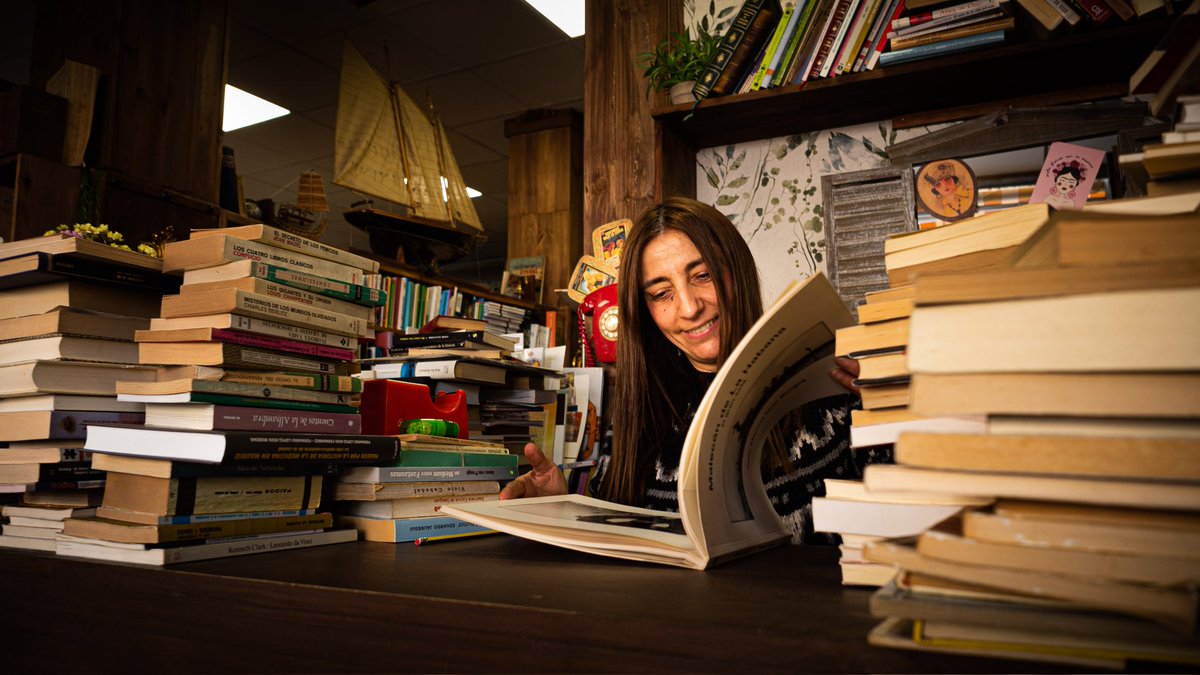 📷 María, de la librería <a href="/Mandragoraa_/">Mandrágora Librería Segunda Mano</a> , Murcia, 2022. 
Qué fácil verla rodeada de libros y qué difícil pillarla seria.