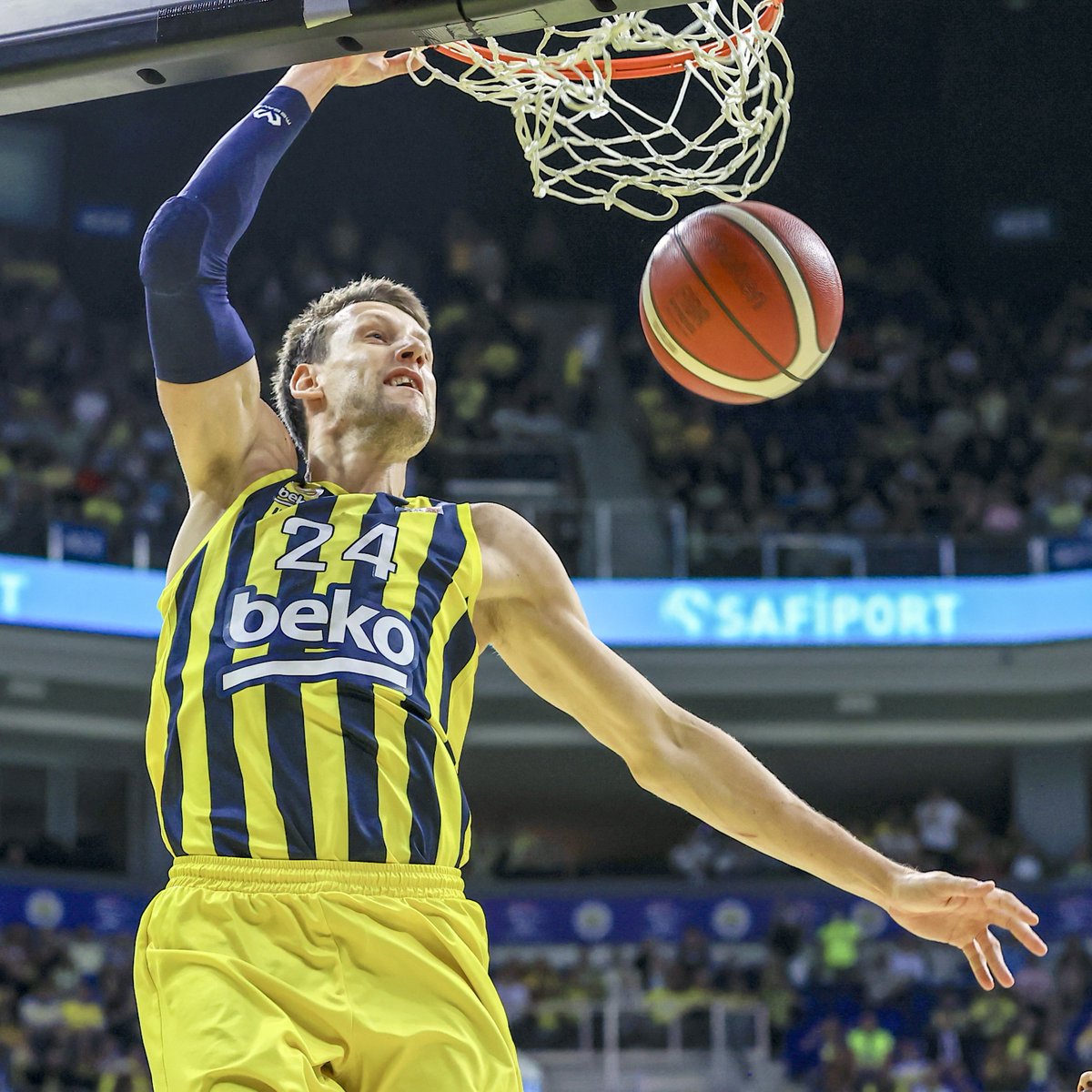 SİNAN ERDEM'DE SADECE ERGİN ATAMAN VE ANADOLU EFES'İ PARKELERE GÖMMEDİK...

GALATASARAY TARAFTARINA DA UNUTULMAYACAK BİR TOKAT ATTIK...

HERKES HADDİNİ BİLECEK!