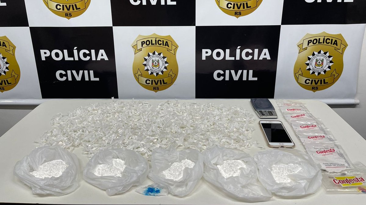 policiacivilrs's tweet photo. #OpAnjosDaLei apreende adolescente infrator por ato infracional análogo ao crime de tráfico de drogas, no bairro Rio Branco, em Canoas. Substâncias estavam armazenadas em imóvel desabitado. Recolhidos 350g de cocaína; balança; celular e material para embalar drogas. #3DP_Canoas https://t.co/6QGAnLeasD