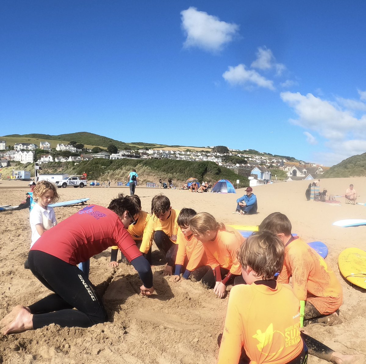 Grom squad beach theory talk in full flow 🌊#greenwaves #unbrokenwaves #popup #surf #learn #gromsquad #woolacombe #woolacombebay #kidswhosurf #surfschool #nextgeneration #learning #frothers #fun #sun #surfers #sea #ocean #northdevon