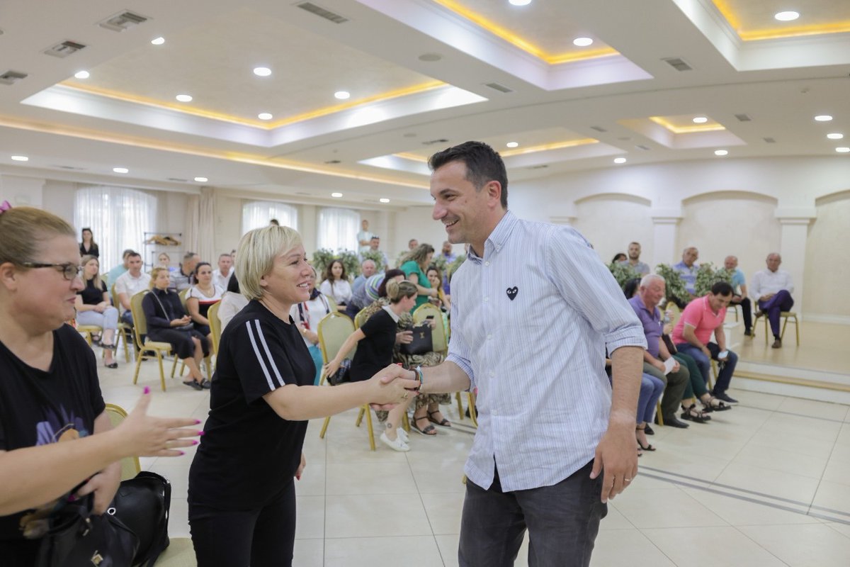 erionveliaj's tweet photo. Me Erindin në 📍Njësinë 6 - Ku vë dorë Partia Socialiste 🌹, gjërat bëhen më mirë, më shpejt dhe më bukur. Krenar 👏🏻 që shumë nga investimet tona më të rëndësishme janë në zonën e 📍Kombinatit. Bashkë!🤝 https://t.co/yrR5Mnhf5G