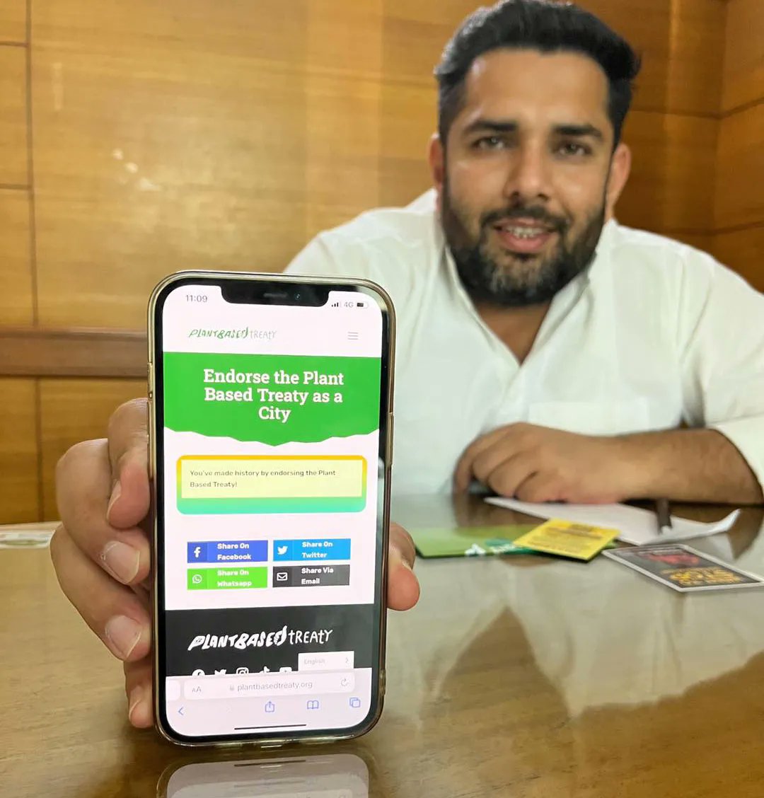 Plant_Treaty's tweet image. Our campaigners in India recently had a meeting with Sonipat city Mayor. He has endorsed the Plant Based Treaty and gave a powerful statement in which he’s asking everyone to shift to a vegan diet 👏
