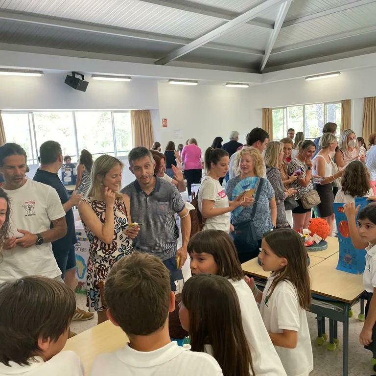 escolaloreig's tweet photo. Avui hem pogut compartir els lapbooks, les maquetes i els codis QR amb les famílies! Gràcies per venir, hem passat una gran tarda! #somoreig #ciclemitjà #projecteunivers https://t.co/ET4Geu9xML
