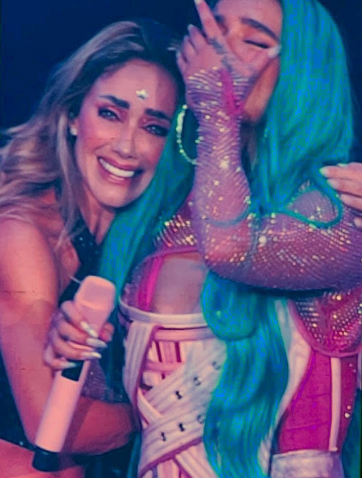 manuelmiirandaa's tweet photo. Yo y mi probreza viendo a estas dos grandes mujeres cantar a dueto ❤️‍🩹😭 #KarolG #ANAHI https://t.co/VIpQmoIxLh