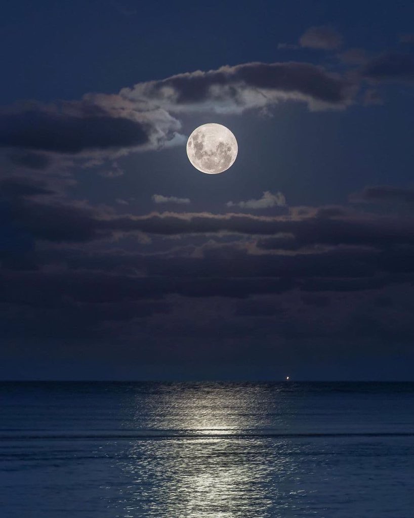 Охридско езеро и месечината, надреално 😍🌕