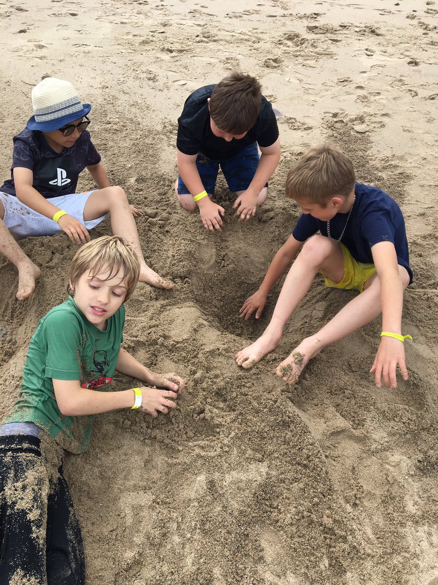MissTyson12's tweet photo. Y3/4 have had the best time visiting Withernsea lighthouse, looking at coastal defences and playing on the beach. @AlthorpeKeadby https://t.co/NPXLxMV4AF