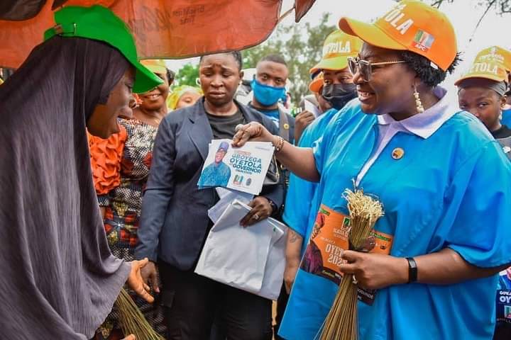 UtilityOpeyemi's tweet photo. Mother of the State and  Wife of the Governor, Her Excellency,  Mrs @KafayatOyetola  and her entourages  storm Monday market, Ikirun in Ifelodun Local Government, Osun State. 
Where she enlightened the markets women important of voting Gov. @GboyegaOyetola for 2nd term in office https://t.co/c255DT8SDf