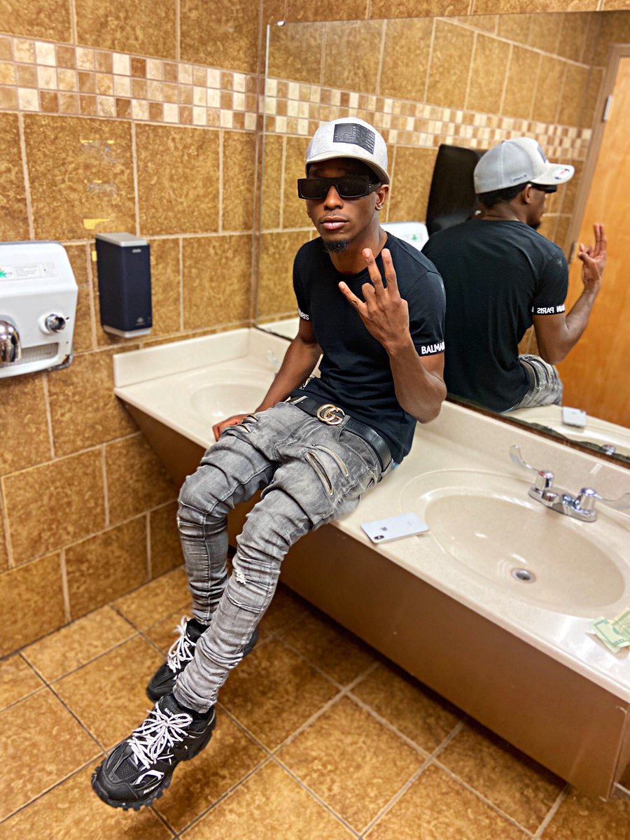 vmuney_55's tweet photo. These Amiri Jeans🔥 Balenciaga Kicks💰 , Balmain Short Sleeve🌪 I’m Fresh As A Bitch❗️🤧 https://t.co/8IDrI329rT