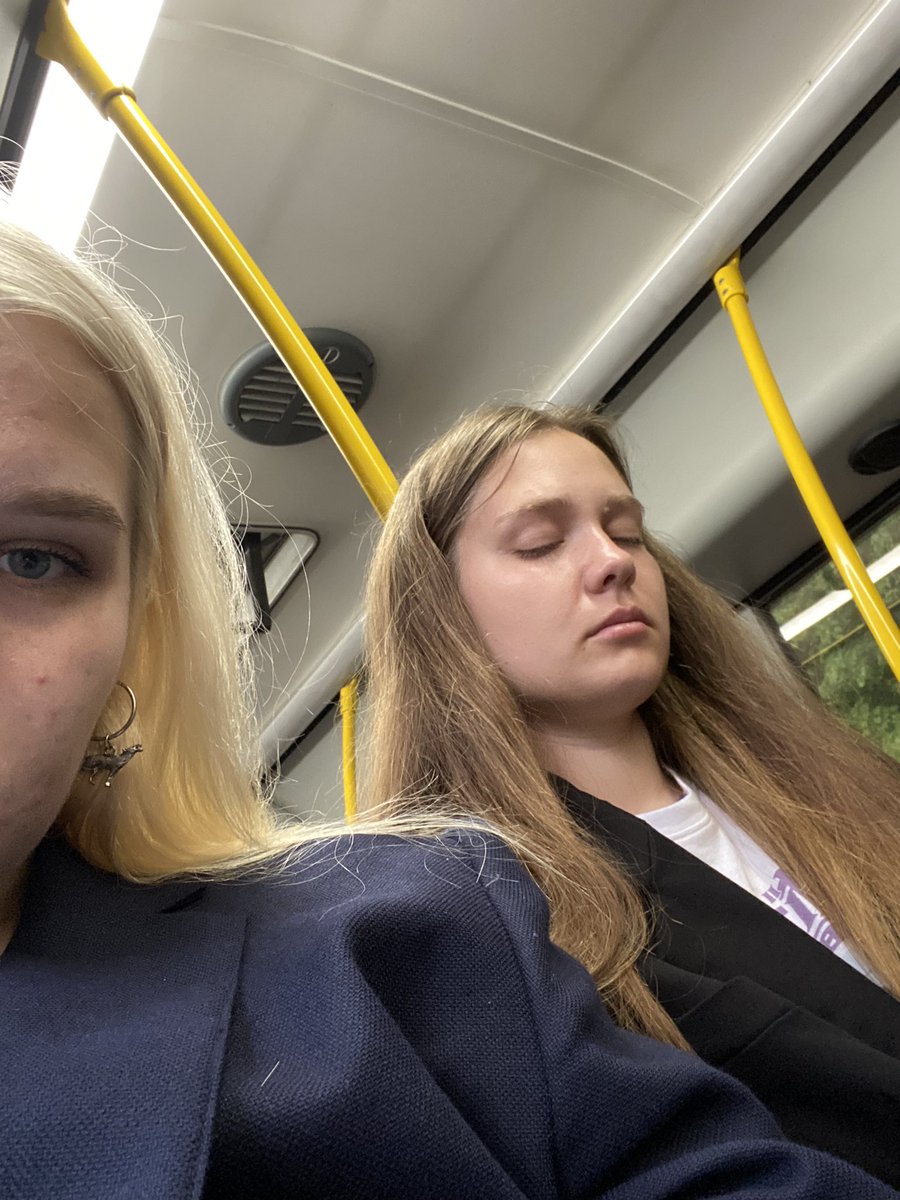 Алина: Хватит сидеть дома. Достала, поехали гулять

Также Алина: Прошла по набережной 20 минут под дождём, устала, поела в кфс, посидела у Ксюши в Лулу и уснула в автобусе 

💪💪💪💪💪