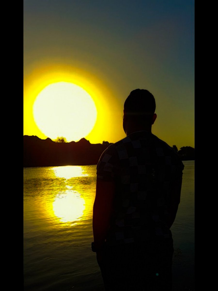 يعلم الله اني اقاوم شعور اقوي مني