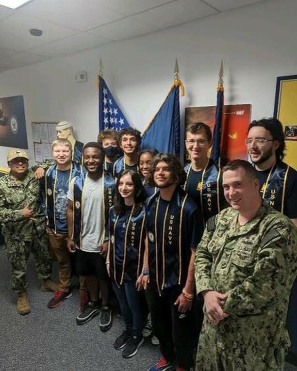 Check out NTAG Carolina’s DC1 Kay and EN2 Garcia-Reyes as they congratulate the Cary Recruiting Station’s newest high school graduates before they ship off to bootcamp.

#futuresailors #highschoolgraduate #carynorthcarolina #joinnavy #navyrecruiter instagr.am/p/CewgM8cDPPw/