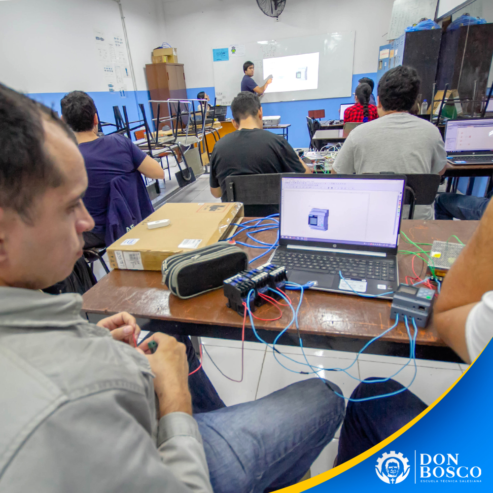 En el curso de Programación de PLC, los alumnos comprenden cómo funcionan los procesos automáticos, la aplicación correcta de sensores y actuadores en procesos, así como detectar fallas en máquinas, escribir y probar programas para máquinas que realizan procesos automatizados.