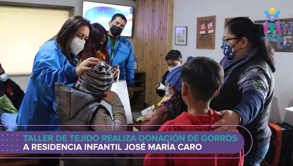 Como una forma de ayudar a otros en tiempos difíciles, las integrantes del taller de tejido se unieron para crear más de 50 gorros, los que ya fueron entregados a niños y a niñas de la Residencia Infantil José María Caro. bit.ly/39iGFb0