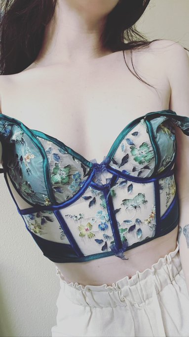 Watch Evelyn Claire's leaked NSFW photo on TwXstars