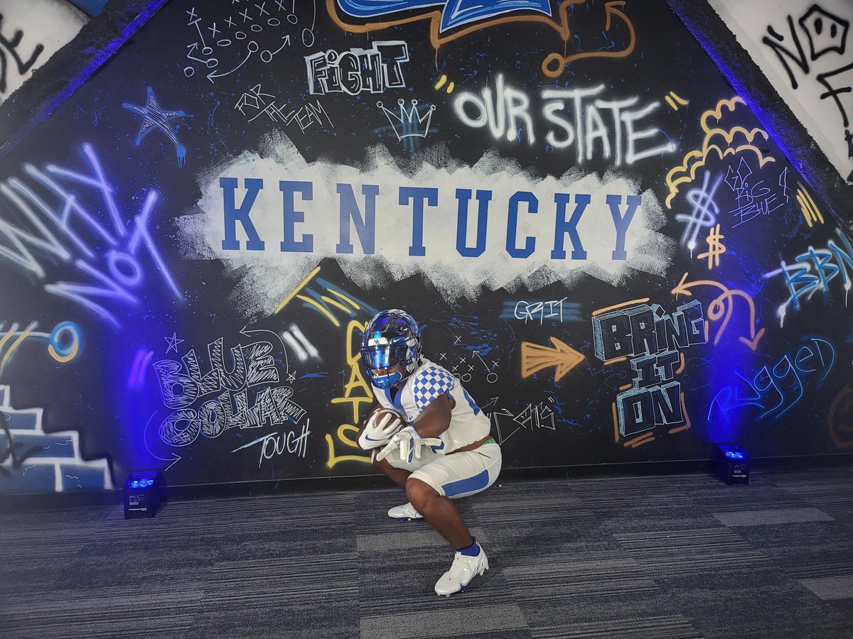 a_price_21's tweet photo. Had a great time at the @UKFootball camp! Can’t thank the coaches enough for the extra tour after and experience. ⚪️🔵 @SimmonsFamily @BenDavisFB @JumpCutRB @CoachJohnsonRB https://t.co/an7NVXrsja