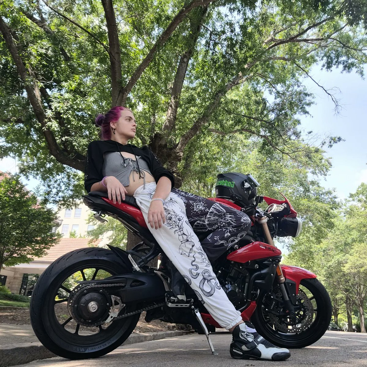 EyeForAnIris's tweet photo. So I know you guys haven't seen me in awhile but like this if you think I should start posting again?? 😂 https://t.co/1kJ1EuTFPn