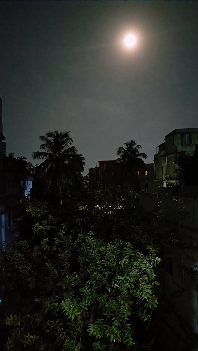 SimranVarma18's tweet photo. The moon still reminds me of you💫 https://t.co/waqGAV336X