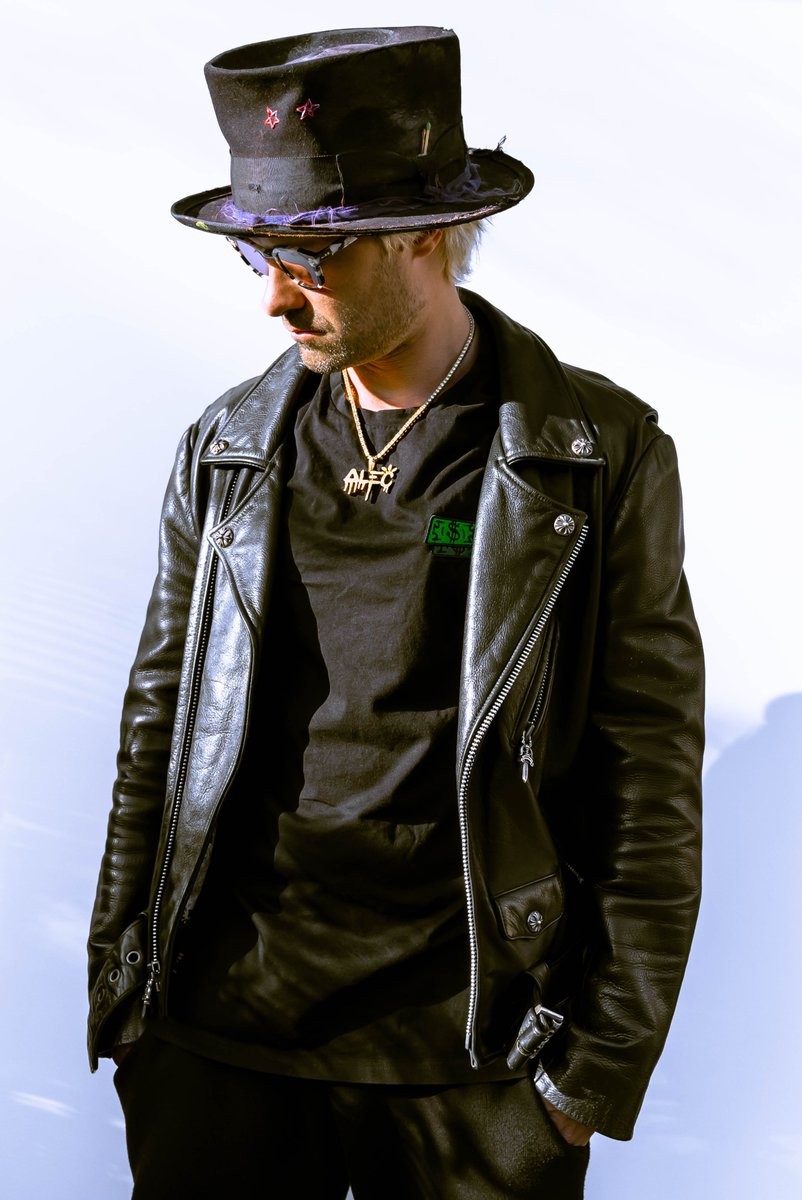 ragstorichienft's tweet image. Many of you know @alecmonopoly, but do you know his story? It's about creativity, passion, and a vision.

A Thread 🧵👇

1/6