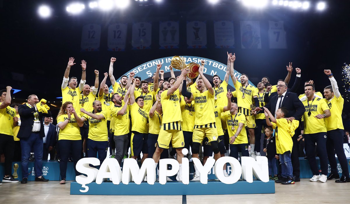 One big 💛💙 family! 

#YellowLegacy