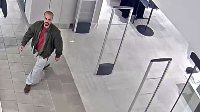 CalgaryPolice's tweet image. We need help to identify a suspect believed to be involved in a sexual assault that occurred on Sat., May 21, 2022, at approximately 5:20 p.m. at CF Market Mall. 
newsroom.calgary.ca/police-seek-as…