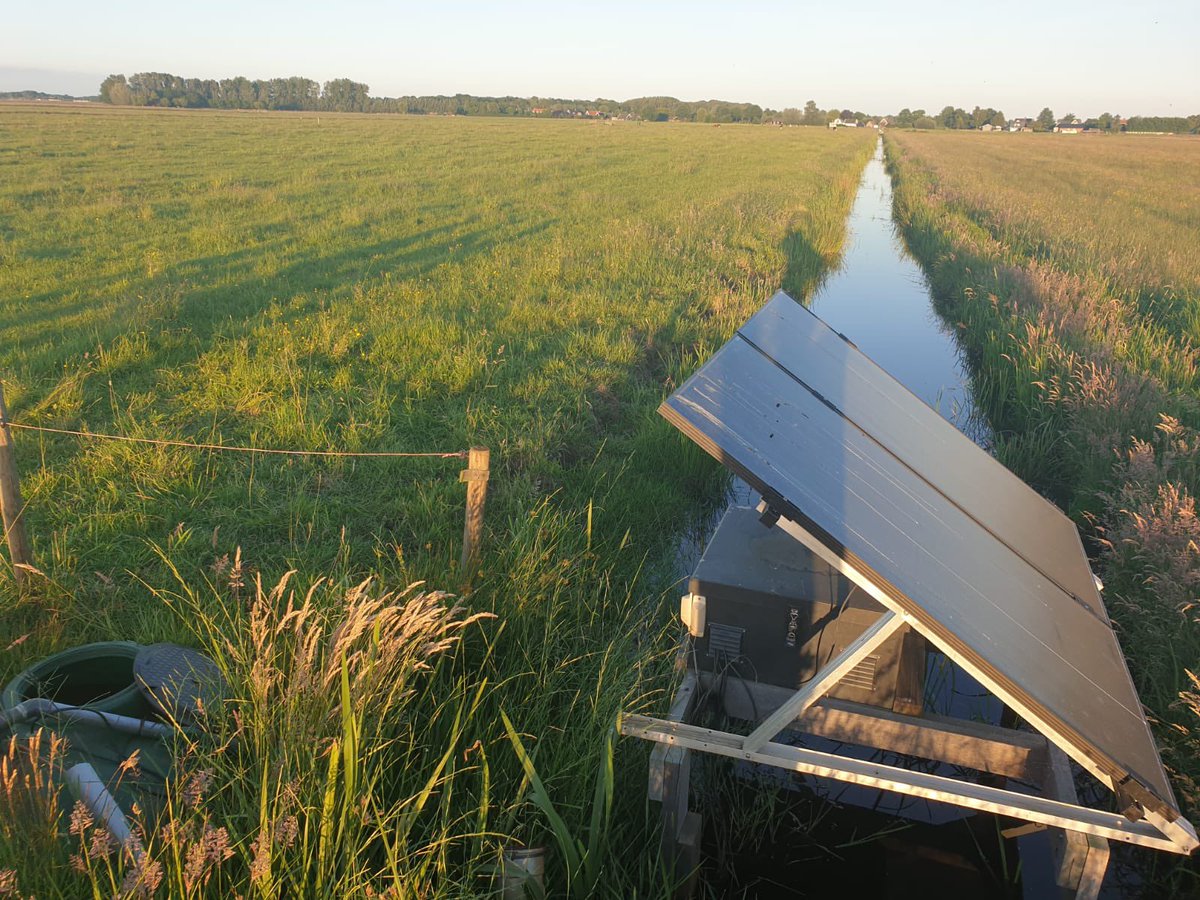 De beste plek voor een kennisbijeenkomst over #waterinfiltratie? In het veld natuurlijk, naast pomp en referentieperceel! Dank voor de goede organisatie <a href="/Blauwzaam/">Stichting BlauwZaam</a> Zie ook blauwzaam.nl/projecten/blau… #all4biodiversity
