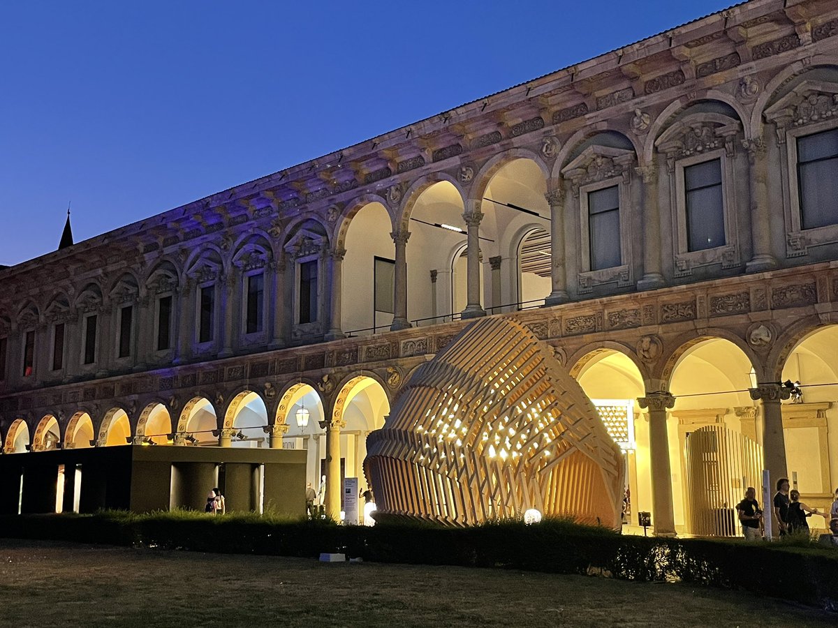 rec185's tweet image. Jazzコンサートやってるけど人がほんとにいないのでぶらぶらゴロんゴロんしてたら、なんとも綺麗なライトアップ

オシャレやねー

これにて #milandesignweek2022 閉幕