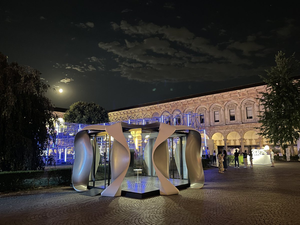 rec185's tweet image. Jazzコンサートやってるけど人がほんとにいないのでぶらぶらゴロんゴロんしてたら、なんとも綺麗なライトアップ

オシャレやねー

これにて #milandesignweek2022 閉幕