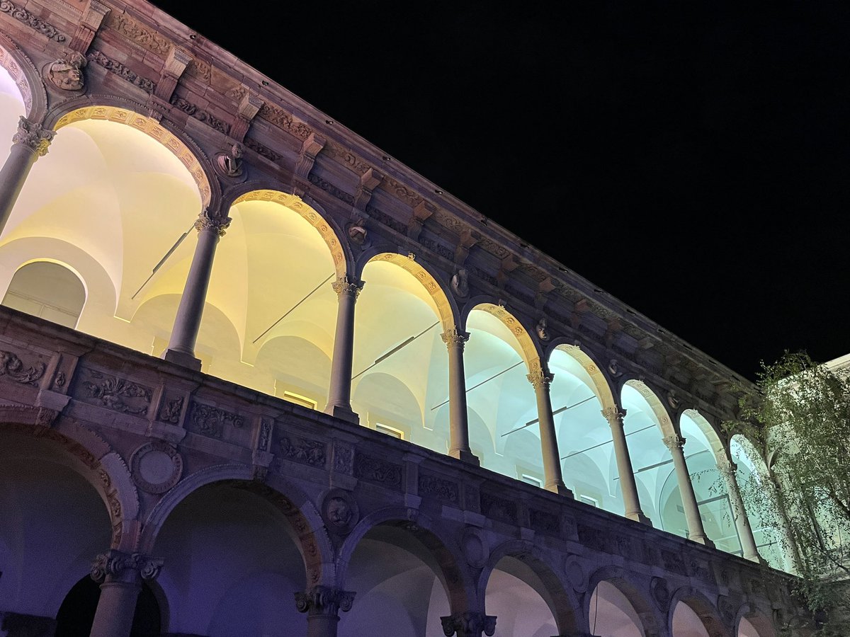 rec185's tweet image. Jazzコンサートやってるけど人がほんとにいないのでぶらぶらゴロんゴロんしてたら、なんとも綺麗なライトアップ

オシャレやねー

これにて #milandesignweek2022 閉幕