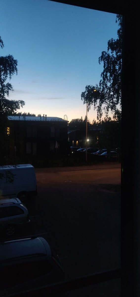 Midnight in Helsinki... It doesn't get fully dark anymore these days. The longest day of the year will be here in a week. On the longest day the sun will set first set at 22:50! https://t.co/NaeMGrrapc