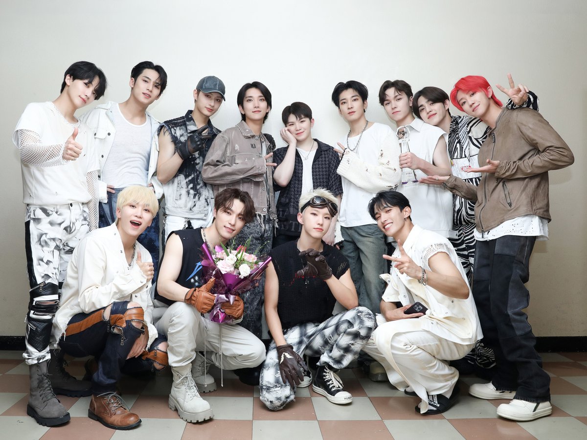 UpdateKBoys's tweet photo. O Woozi, membro do Seventeen, revelou que o CEO da Pledis sugeriu que os membros morassem sozinhos, mas eles recusaram. 

Todos os membros ainda dormem no mesmo prédio e cada um tem seu quarto. https://t.co/EhySGBsXHz