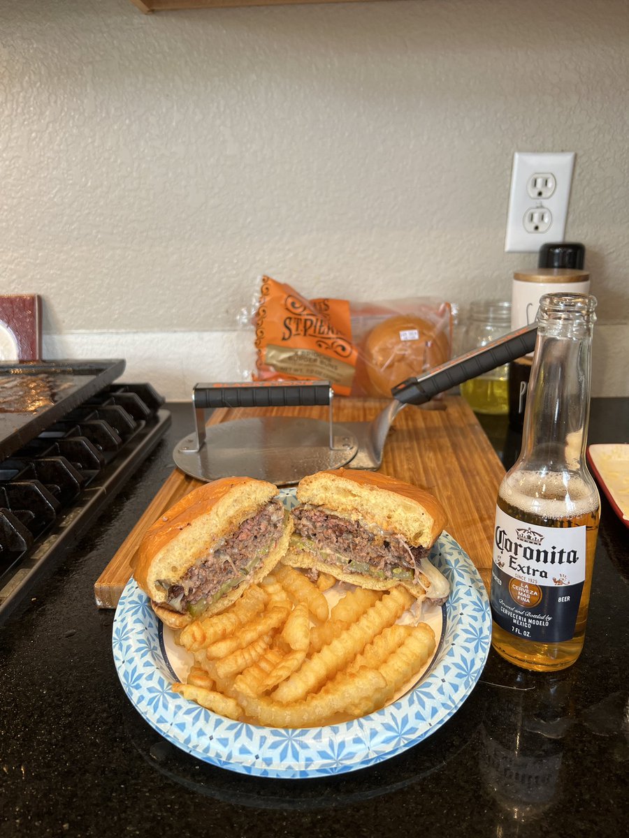 GroundingTime's tweet photo. Homemade Smash Burgers on the Blackstone with brioche bun and ground chuck/ribeye. Amazing! #SmashBurger #HomemadeBurger #Blackstone https://t.co/XwUdW4bCUc