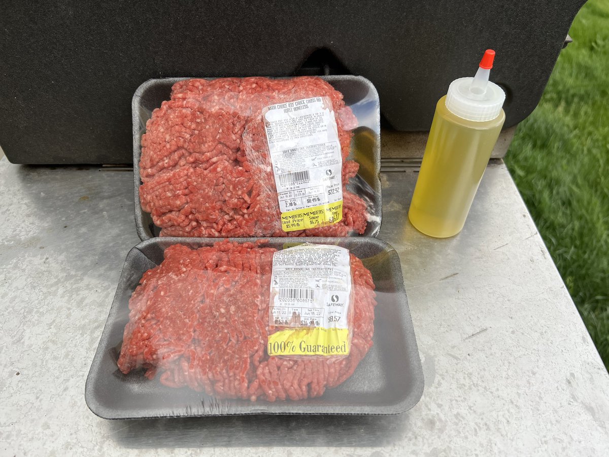 GroundingTime's tweet photo. Homemade Smash Burgers on the Blackstone with brioche bun and ground chuck/ribeye. Amazing! #SmashBurger #HomemadeBurger #Blackstone https://t.co/XwUdW4bCUc