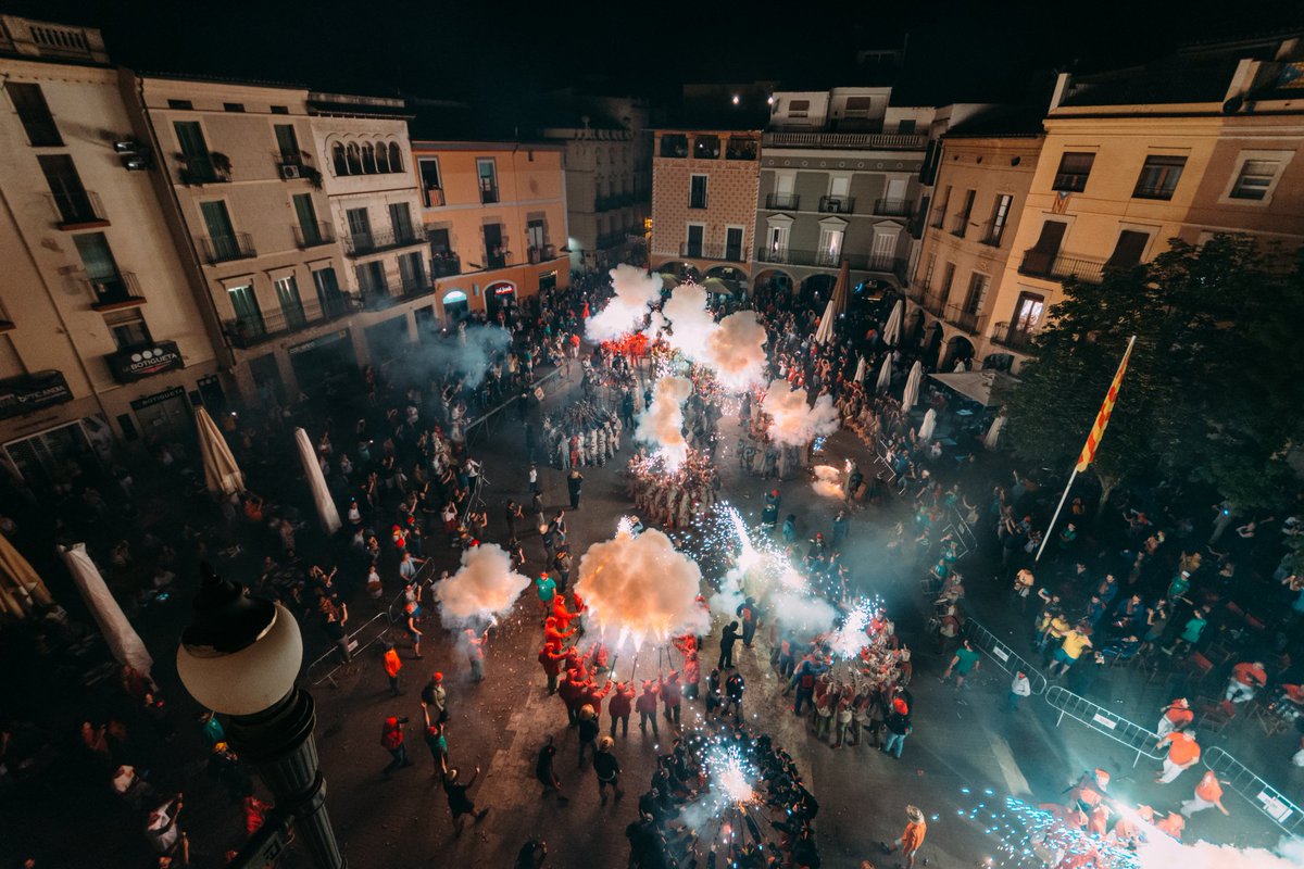 L'espectacular encesa final conjunta de la #MostraDiables2022 a la pl. de l'Ajuntament d'Igualada 🤟🔥
📷 Dani G. Crespo <a href="/DCrespo5/">Crespo</a>