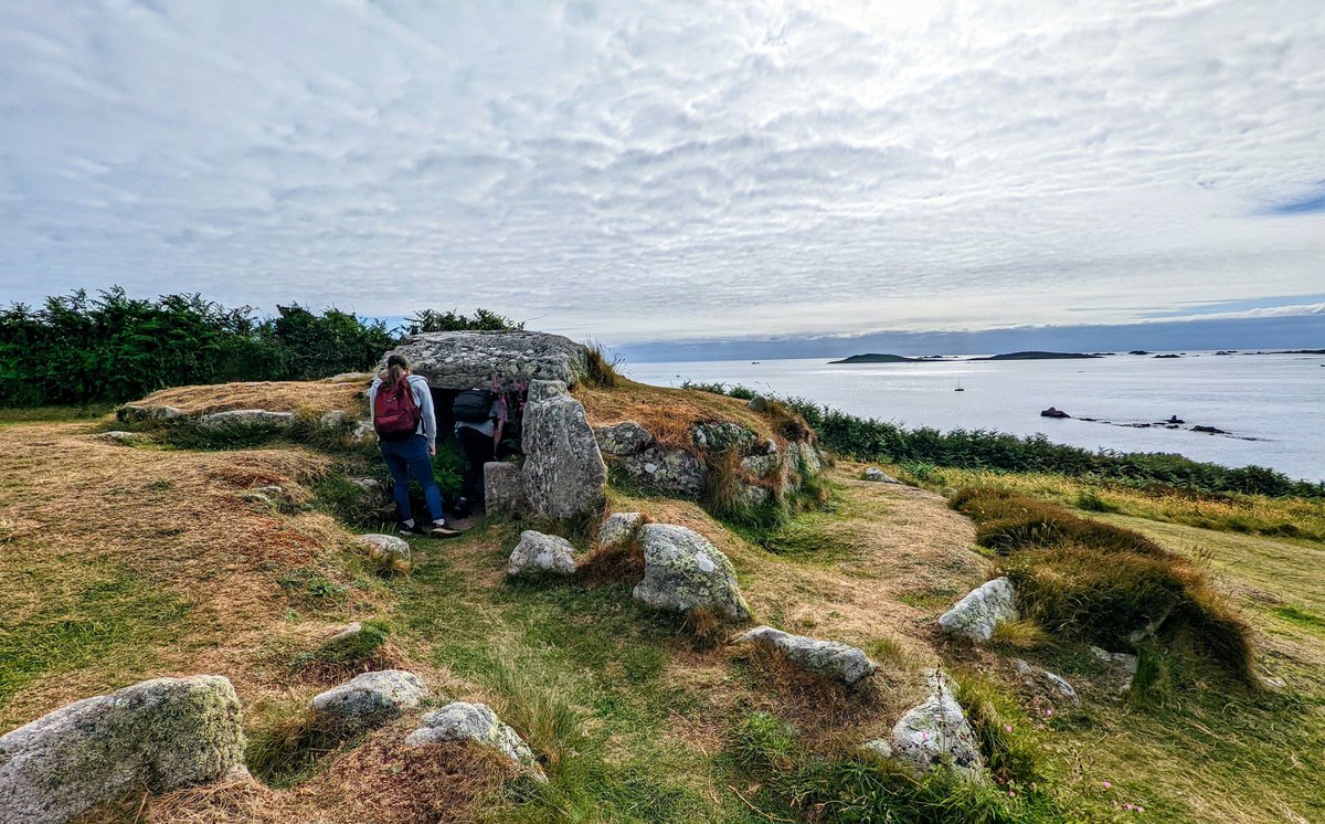 WillLeoHawkes's tweet photo. Day 1 of the @UniExeCornwall Scillies field trip on St Mary's! Gorgeous weather to arrive off the Scillonian, wander around the island, see the amazing 4000 year old burial mounds, and eat tea on the beach. https://t.co/yh68SH0KPQ